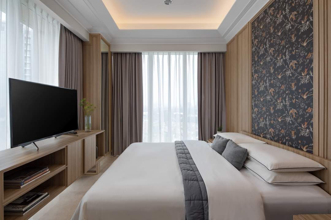 Design Interior Bedroom kamar tidur minimalis Modern jakarta pusat warna brown putih soft warm hpl gorden putih coklat cabinet hpl serat kayu